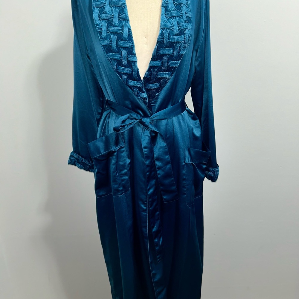 Vintage made in Hong Kong Cabernet Teal Satin Robe with Textured Trim with belt - Picture 2 of 4
